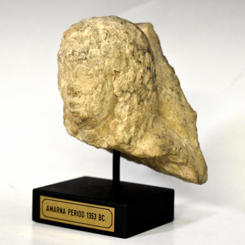 2007   -  ANTIGUO EGIPTO. Busto de oficial. Dinastía XVIII (c.1352-1332 a.C.). Restos de la estructura a la que estaba adosada. Abrasiones. Piedra caliza. Altura 9,8 cm. Ex B.C. Gallery (Australia). 