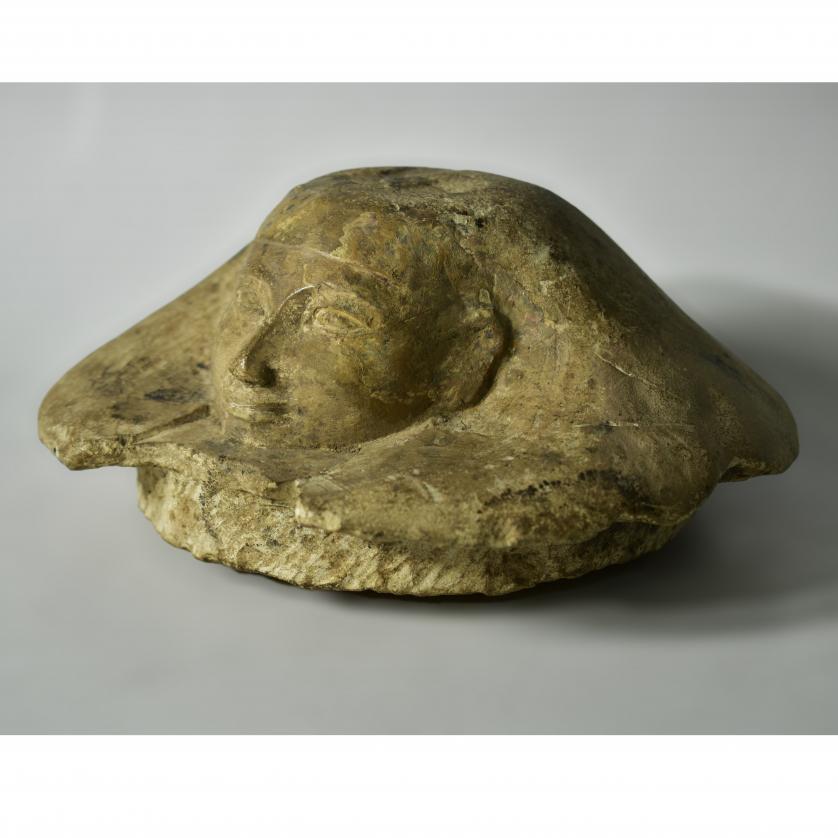 2008   -  ANTIGUO EGIPTO. Tapa de vaso canopo con representación de Amset. Dinastía XIX (1295-1186 a. C). Caliza. Altura 9 cm. Diámetro 21 cm. Ex Arte Primitivo New York.