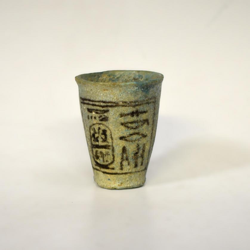 2009   -  ANTIGUO EGIPTO. Vaso de ofrendas con base plana, reborde y pared exvasada. Reinado de Ramsés II (c. 1279-1212 a. C). En el cartucho aparece el nombre del faraón. En el resto de la inscripción pone 