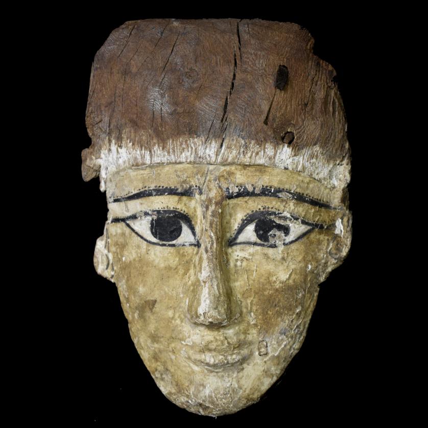 2010   -  ANTIGUO EGIPTO. Máscara de sarcófago femenino. Tercer Periodo Intermedio (c.700-500 a. C). Madera de cedro. Altura 33cm. Ex Bridgeview Gallery (Australia). 