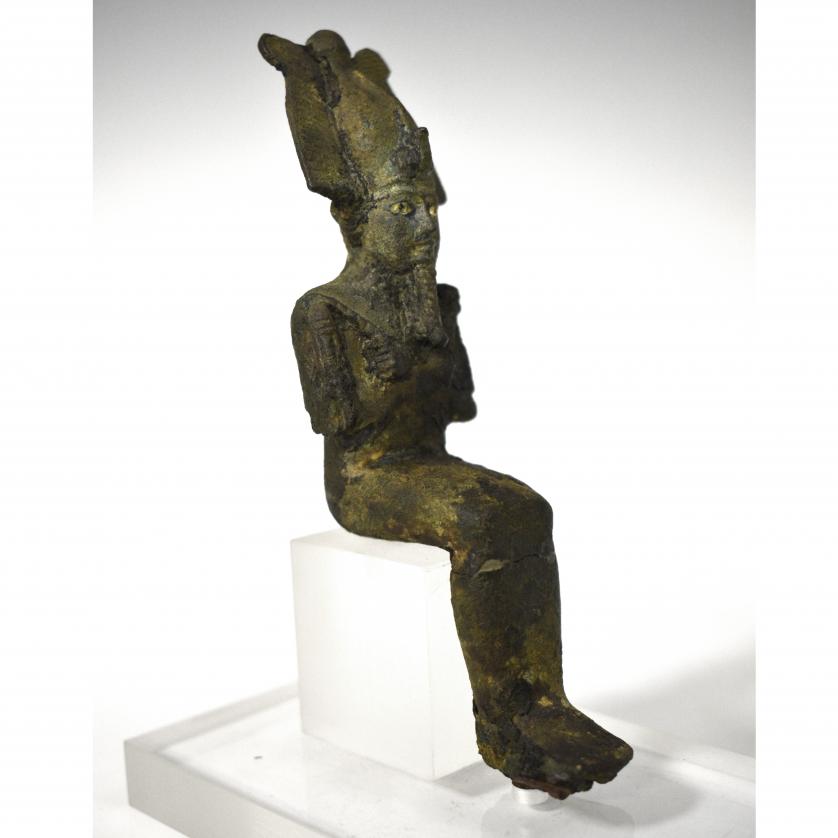 2011   -  ANTIGUO EGIPTO. Estatua de Osiris sedente, con ojos incrustados. Dinastía XXVI (664-525 a. C). Bronce. Altura 13,5 cm. Ex Archea Amsterdam (Países Bajos).