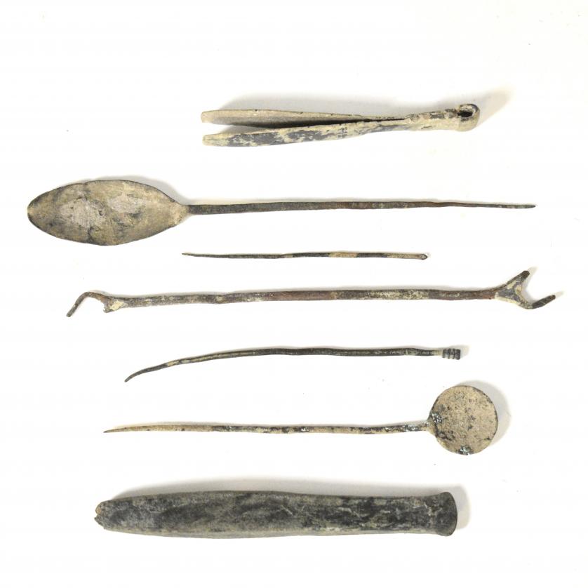 2030   -  ROMA. Imperio Romano. Lote de 7 instrumentos médicos: stillus (estilete), aguja, sonda espatulada, ligula (cuchara), vullsella (pinza), cincel y sonda (ss. III-IV d.C.). Bronce. Longitud 7,3-15,2 cm.