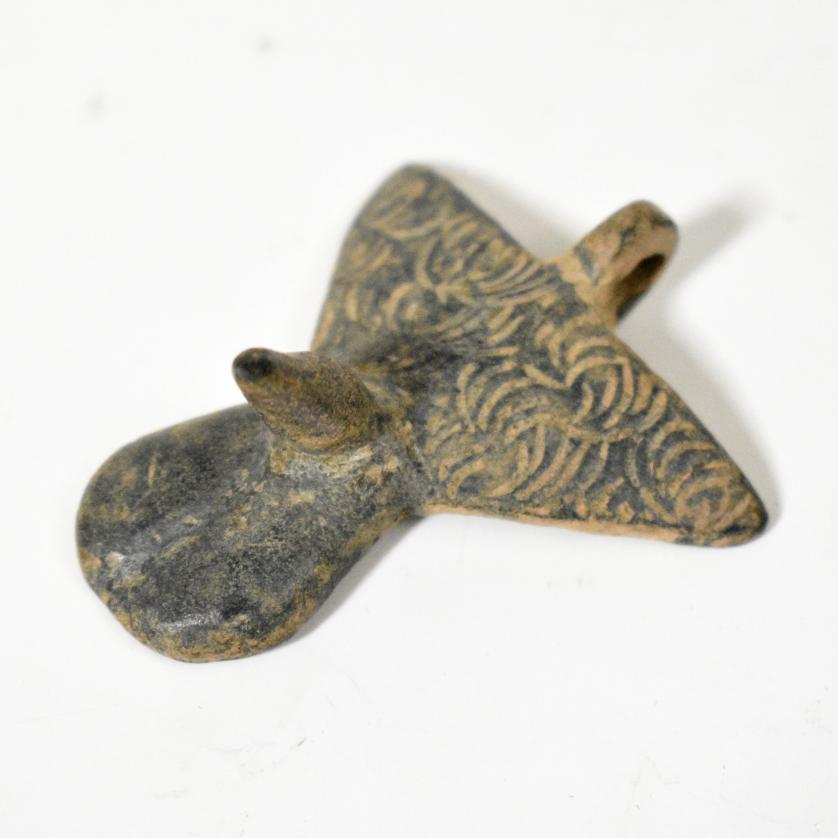 2045   -  ROMA. Imperio Romano. Amuleto fálico con anilla (ss. I-II d.C.). Bronce. Longitud 5 cm.