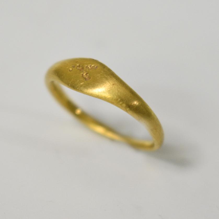 2055   -  ROMA. Imperio Romano. Anillo con Y incusa (ss. I-III d.C.). Oro. Diámetro 17,9 mm.