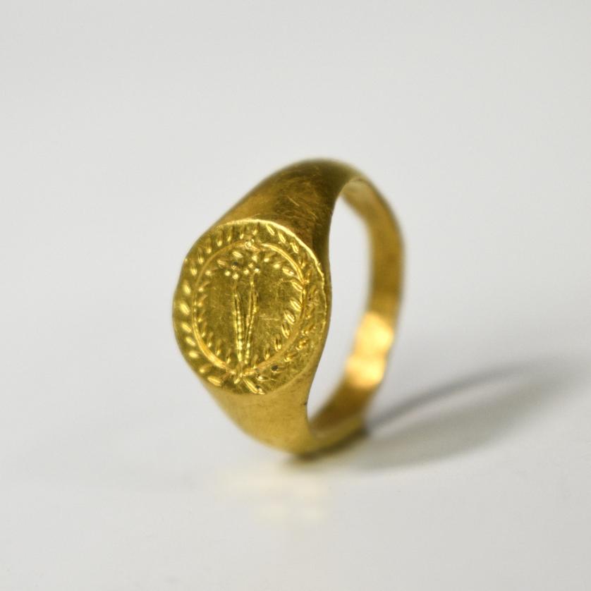 2057   -  ROMA. Imperio Romano. Anillo con decoración incusa en forma de laurea rodeando dos plantas con flor (ss. II-IV d. C). Oro. Diámetro 17,61 mm.