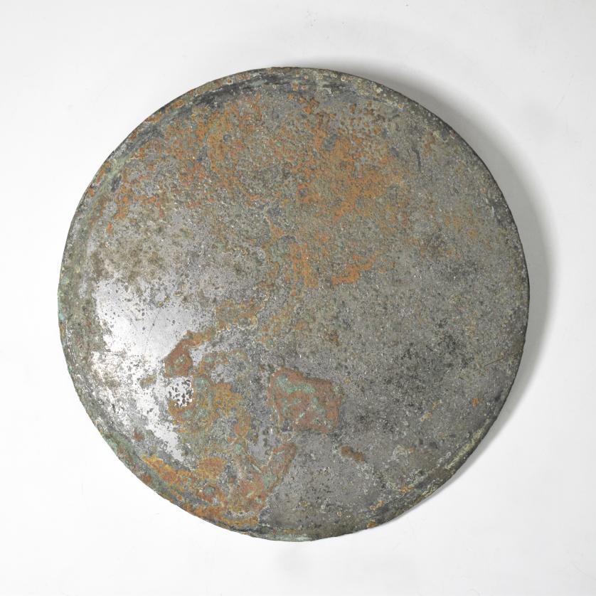 2067   -  ROMA. Imperio Romano. Espejo (ss. I a.C.- IV d.C.). Bronce. Fisura en la parte trasera. Diámetro 17,2 cm. 