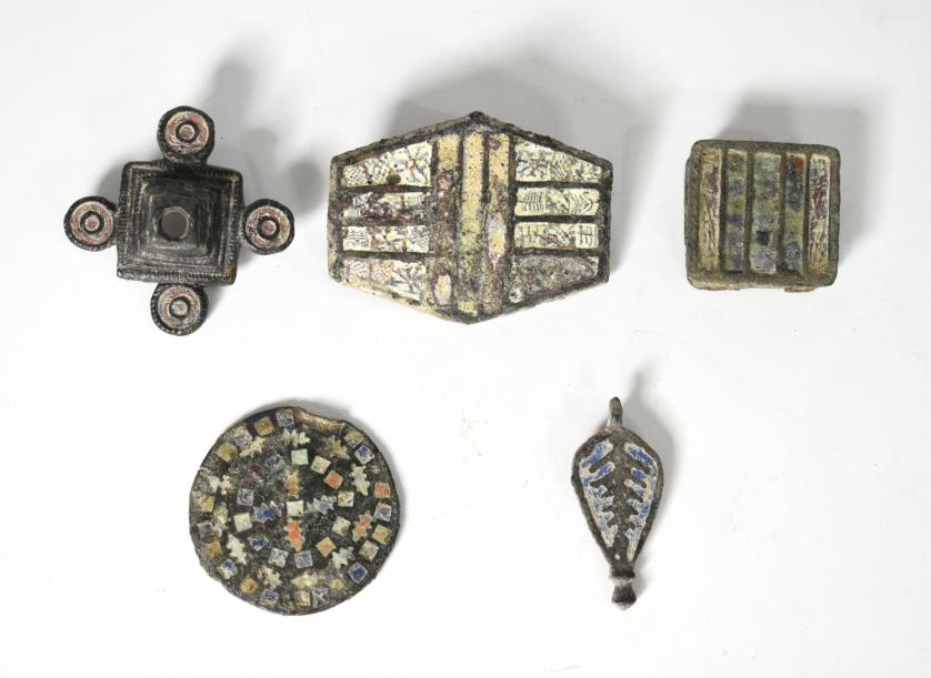 2070 - ROMA. Bajo Imperio. Lote de 5 bronces tardorromanos: tres apliques, un colgante y disco circular con decoración de pasta vítrea polícroma (ss. IV-V d.C.). Bronce y esmalte. Altura: 2,3-3,4 cm. Procedente de colección privada española años 1970-80.