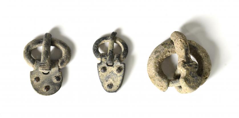 2081   -  PUEBLOS GERMÁNICOS. Período visigodo y/o merovingio. Lote de 3 hebillas (ss. VI-VII d.C.). Bronce. Longitud 3,2-3,5 cm.