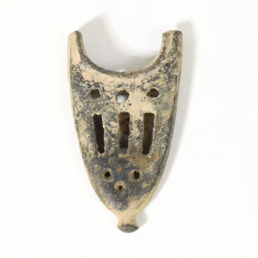 2087 - PERÍODO MEDIEVAL. Contera de vaina (ss. XIII-XV d.C.). Bronce. Longitud 5, 5 cm.