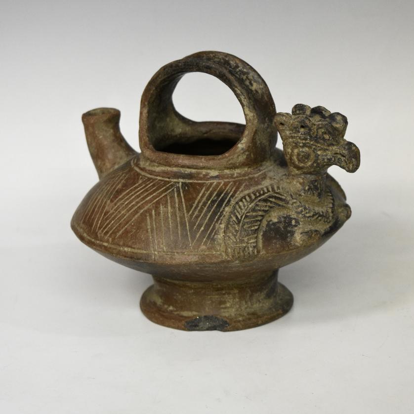 2092   -  PREHISPÁNICO. Jarra con asa con decoración zoomorfa en altorrelive. Cultura Moche (150-700 d. C.). Terracota. Pérdidas en la base. Longitud 18,3 cm.