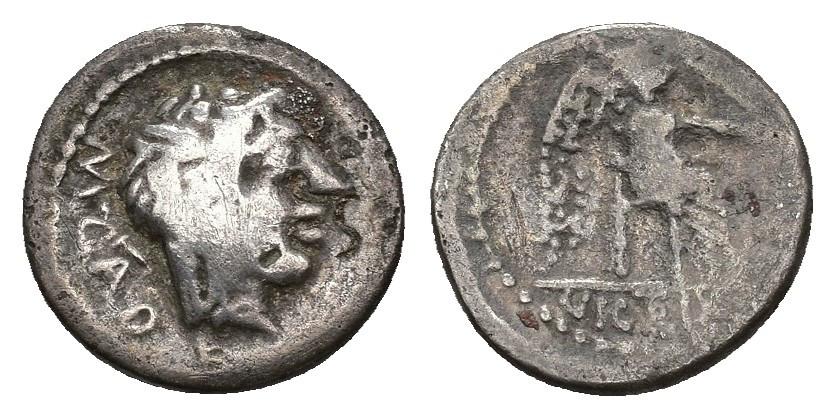 221   -  REPÚBLICA ROMANA. PORCIA. M. Porcius Cato. Quinario. Roma (89 a.C.). A/ Cabeza de Liber a der., detrás M CATO, debajo B. R/Victoria sentada a der. con pátera y palma, en exergo VICTRIX. AR 1,96 g. 14,37 mm. CRAW-343.2b. Contramarca. BC+/BC.