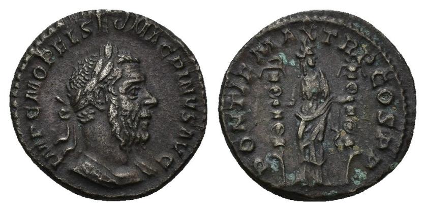 372   -  IMPERIO ROMANO. MACRINO. Denario. Roma (217). A/ Busto laureado y acorazado a der.; IMP CM OPEL SEV MACRINVS AVG. R/ Fides con dos estandartes; OPONTIF MAX TR P COS P P. AR 3,46 g. 19 mm. RIC-22A. Pequeñas oxidaciones. Pátina oscura. MBC+/MBC.