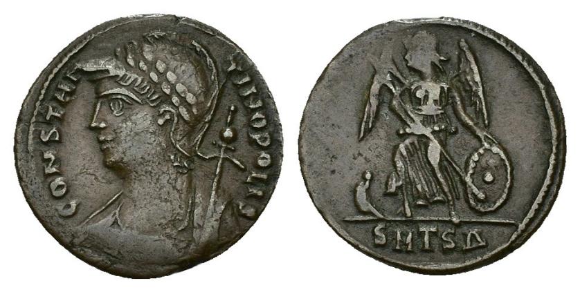 439   -  IMPERIO ROMANO. CONSTANTINO I. Follis reducido. Thessalonica (330-333). A/ Busto de Constantinopolis a izq.; CONSTAN-TINOPOLIS. R/ Victoria sobre proa a izq. con escudo y lanza, exergo SMTSA. AE 2,4 g. 18,6 mm. RIC-188. Pequeños vanos. MBC.