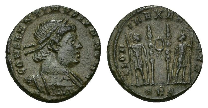 450   -  IMPERIO ROMANO. CONSTANTINO II (bajo Constantino I). Treveris (333-334). A/ Busto laureado y drapeado a der.; CONSTANTINVS IVN NOB C. R/ Dos soldados flanqueando dos estandartes, en campo láurea, exergo TRS; GLOR-IA EXER-CITVS. AE 3,04 g. 16,8 mm. RIC-550. Pátina verde. EBC-. 