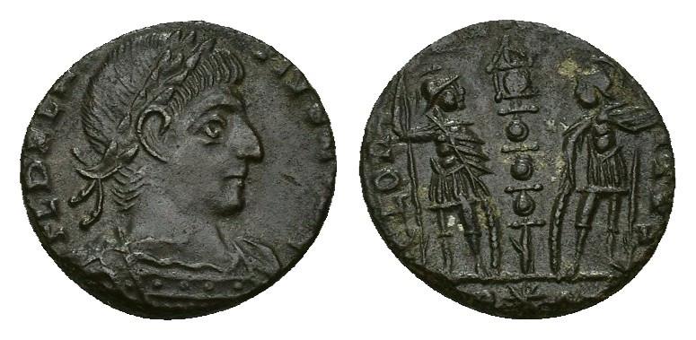 451   -  IMPERIO ROMANO. DELMACIO. Follis. Roma (336-337). A/ Busto acorazado y laureado a der.; F L DELMA-TIVS NOB C. R/ Dos soldados flanqueando estandarte; GLOR(IA EXERCITVS), exergo R*S (poco visible). AE 1,93 g. 14,7 mm. RIC-395. Pátina oscura. EBC.