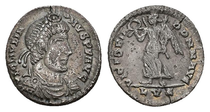 453   -  IMPERIO ROMANO. JULIANO II. Silicua reducida. Lugdunum (360-363). A/ Busto diademado de perlas, drapeado y acorazado a der.; FL CL IVLIA-NVS P F AVG. R/ Victoria con corona y palma avanzando a izq., exergo LVG; VICTORIA DD NN AVG. AR 1,97 g. RIC-212. Erosiones. MBC+. Ex Áureo 90 (1998), lote 2153.