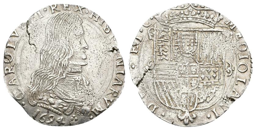 519   -  CARLOS II. 1/2 felipe. 1694. Milán. AR 13,97 g. 34,3 mm. Crippa-8. Olivares-283. Cospel abierto. MBc. Rara.