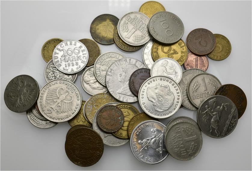611   -  MONEDAS EXTRANJERAS. Lote de 44 monedas: Alemania (40) y Albania (4). De MBC- a SC.