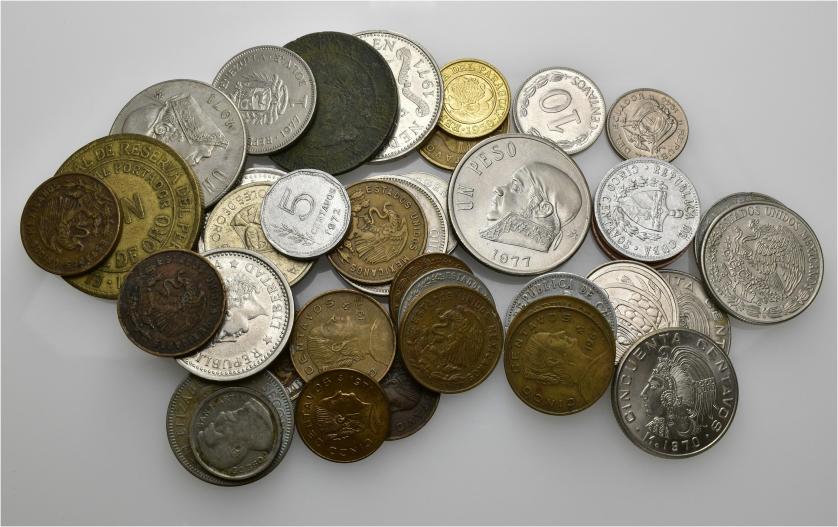 614   -  MONEDAS EXTRANJERAS. Lote de 44 monedas de diferentes países americanos. De MBC a SC.