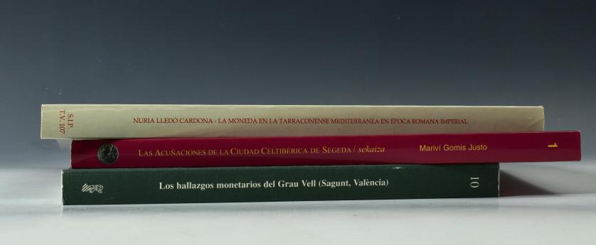 734   -  LIBROS. Lote de 3 libros: Manuel Gozalbes Fernández de Palencia, Los hallazgos monetarios el Grau Vell (Sagunt, València), 1999; Nuria Lledó Cardona, La moneda en la Tarraconense mediterránea en época romana imperial, 2007; Mariví Gomis Justo, Las acuñaciones de la ciudad celtibérica de Segeda/Sekaiza, 2001.