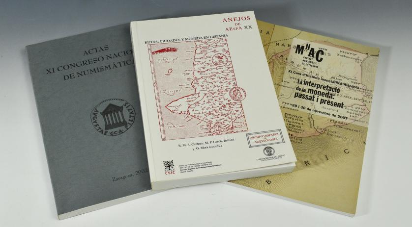 735   -  LIBROS. Lote de 3 libros: Marta Campo (coord.), La interpretació de la moneda: passat i present, 2007; Actas del XI Congreso Nacional de Numismática, 2002; R.M.S. Centeno, M. P. García Bellido y G. Mora (coord.), Rutas, ciudades y moneda en Hispania, 1999.