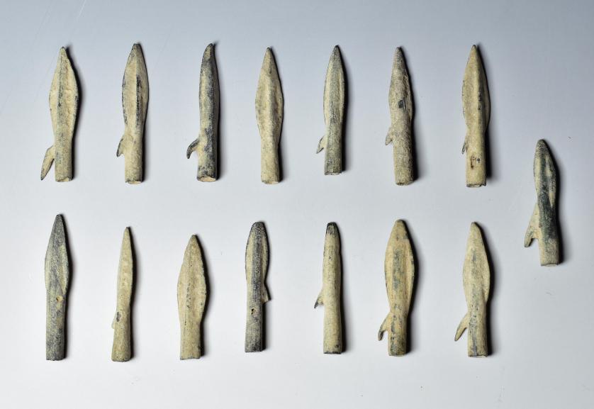 2001   -  ARQUEOLOGÍA. HISPANIA ANTIGUA. Fenicio-púnico. Lote de 15 puntas de flecha, de doble filo y anzuelo (ss. VII-V a.C.). Bronce. Longitud 3,7 a 4,8 cm.