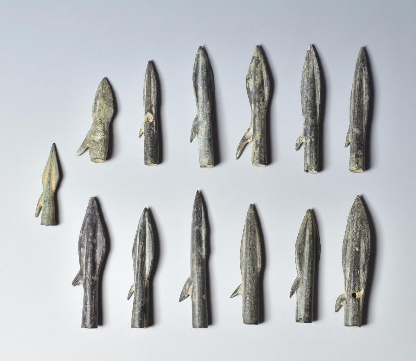 2003   -  ARQUEOLOGÍA. HISPANIA ANTIGUA. Fenicio-púnico. Lote de 13 puntas de flecha, de doble filo y anzuelo (ss. VII-V a.C.). Bronce. Longitud 3 a 5 cm.