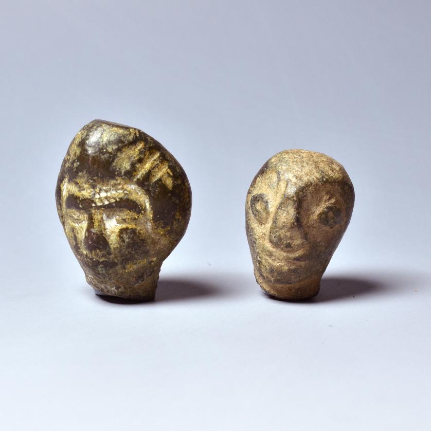 2007   -  ARQUEOLOGÍA. HISPANIA ANTIGUA. Cultura ibérica. Lote de 2 cabezas de exvotos (ss V-II a.C). Bronce. Uno de ellos con pátina dorada. Longitud de 2 cm a 3 cm.