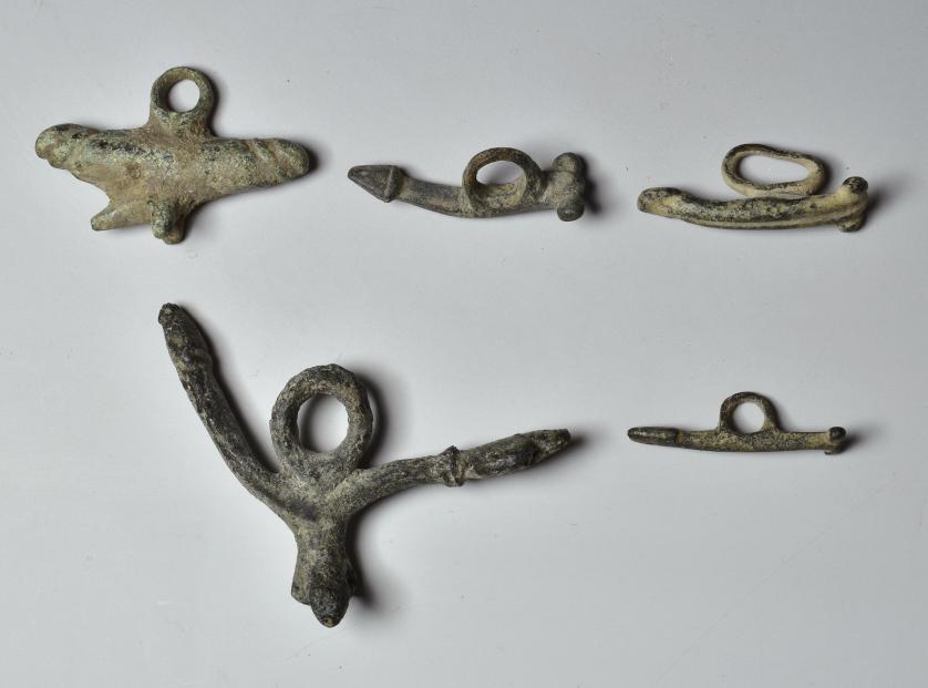 2011   -  ARQUEOLOGÍA. ROMA. Imperio Romano. Lote de 5 amuletos fálicos con anilla: tres de ellos simples y los otros dos triples con higa (s. III d.C.). Bronce. Longitud de 3 a 6 cm.