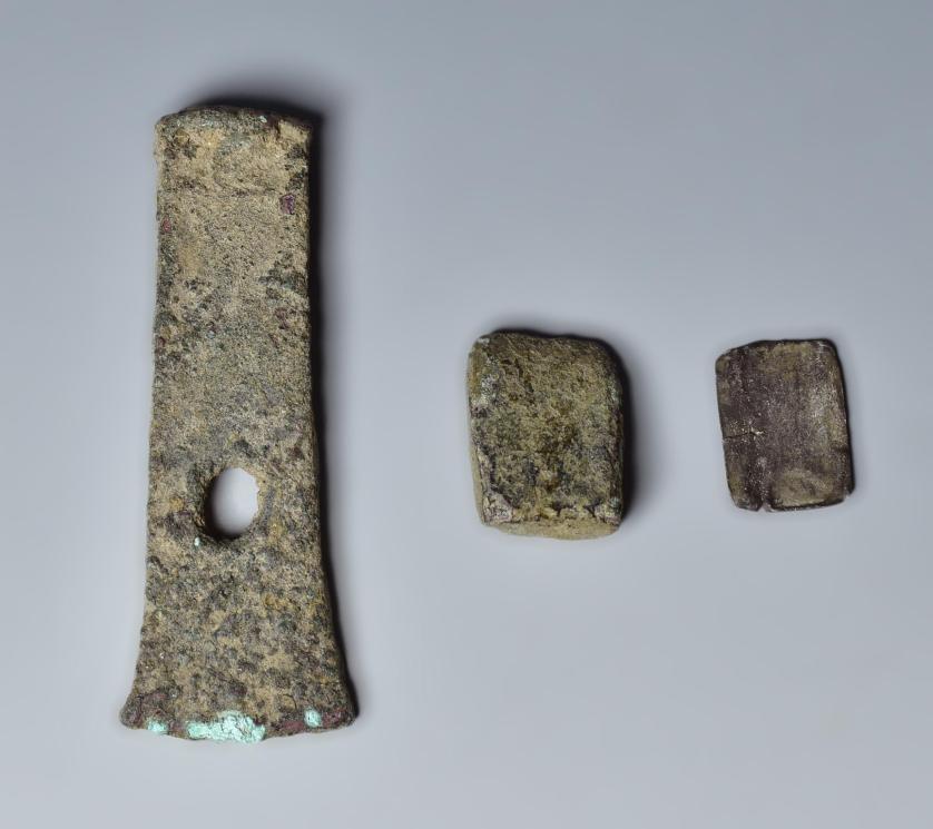 2013   -  ARQUEOLOGÍA. ROMA. Imperio Romano. Lote de 3 objetos: dos bronces y una placa de plata (I-IV d.C.). Longitud 1,9 cm a 5,3 cm.