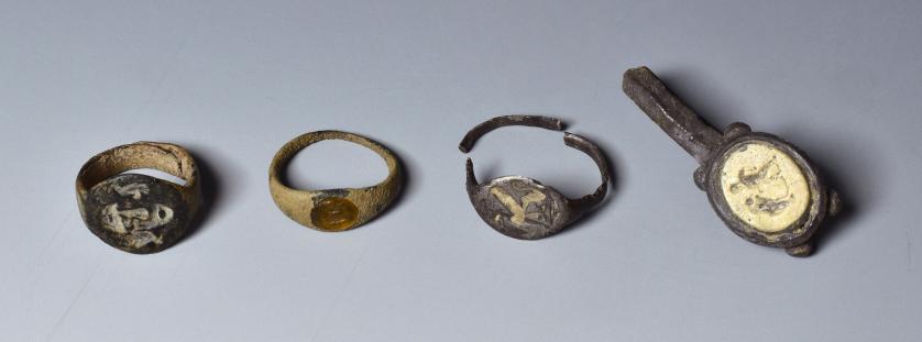 2015   -  ARQUEOLOGÍA. ROMA. Imperio Romano. Lote de 4 anillos con iconografías diversas. Plata y bronce. Uno de ellos fracturado. Longitud de 3,7 cm a 1,5 cm.