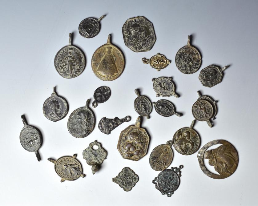 2033   -  ARQUEOLOGÍA. EDAD MODERNA. Lote de 25 medallas religiosas del s. XIX. Bronce. 