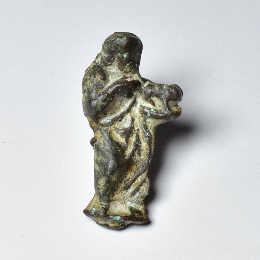 2034   -  ARQUEOLOGÍA. EDAD MODERNA. Estatuilla de Cristo sosteniendo un cordero (ss. XV-XVII). Bronce. Longitud 3 cm x 1,7 cm.