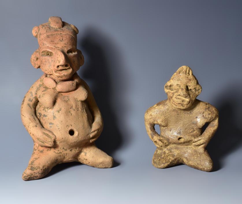 2036   -  ARQUEOLOGÍA. PREHISPÁNICO. Lote de 2 exvotos antropomorfos sentados.  Cultura Olmeca (600-1000 d.C.).  Uno de ellos parcialmente reconstruido. Terracota. Altura 14,2 cm y 10 cm.