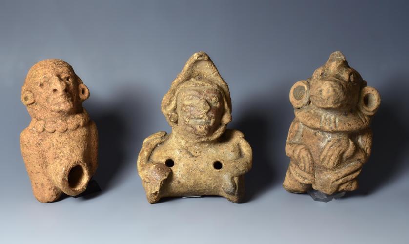 2037   -  ARQUEOLOGÍA. PREHISPÁNICO.  Lote de 3 silbatos antropomorfos. Período Formativo Temprano-Medio. Algunas pérdidas. Terracota.  Altura de 8,5 cm a 9,5 cm.