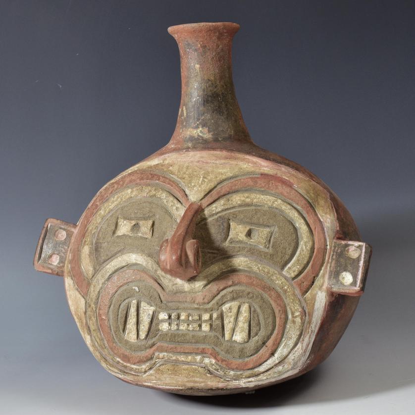 2043   -  ARQUEOLOGÍA. PREHISPÁNICO. Botella con retrato ritual. Cultura Chavín (1200 a.C-400 d.C.). Cerámica policromada. Parcialmente reconstruida. Altura 28 cm x 22 cm. 