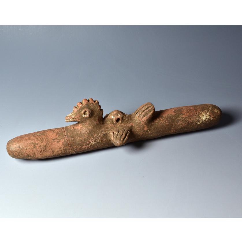 2044   -  ARQUEOLOGÍA. PREHISPÁNICO. Silbato decorado con una figura ornitomorfa. Cultura Chancay (1300-1450 d.C.). Terracota. Parcialmente restaurada. Longitud 18,5 cm. 