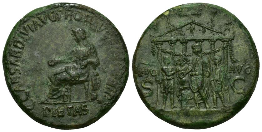 114   -  IMPERIO ROMANO. CALÍGULA. Sestercio. Roma (40-41 d.C.). A/ Pietas sentada a izq. con pátera, en exergo PIETAS; C CAESAR DIVI AVG PRON AVG (P M TR P I)III P P. R/ El emperador togado y velado a izq. ofrendando con pátera en altar ante él, flanqueado por dos personajes; al fondo templo hexástilo decorado en su frontón y rematado por cuadriga; en campo DIVO-AVG, S-C. AE 27,35 g. 35 mm. RIC-51. Campo del anv. ligeramente repasado. Pátina verde. MBC/MBC+. Rara.