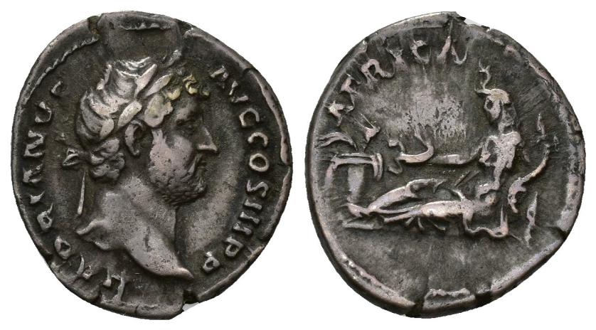 170   -  IMPERIO ROMANO. ADRIANO. Denario. Roma (130-133). R/ África recostada a izq. con escorpión y cornucopia; AFRICA. AR 3,14 g. 19,1 mm. RIC-1494. Cospel abierto. MBC. Escasa. Venta privada en La Lonja del Almidón. Conserva sobre original. 