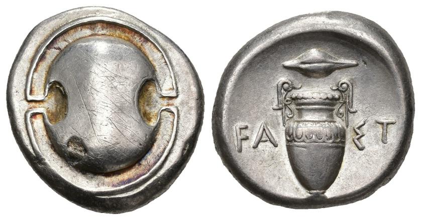 44   -  GRECIA ANTIGUA. BEOCIA. Tebas. Estátera (c. 379-338 a.C.). A/ Escudo beocio. R/ Cántaro, encima grano, en campo FA-ST. AR 12,20 g. 20,2 mm. COP-319. SBG-2395 vte. Rayitas y pequeña hoja. EBC-. 