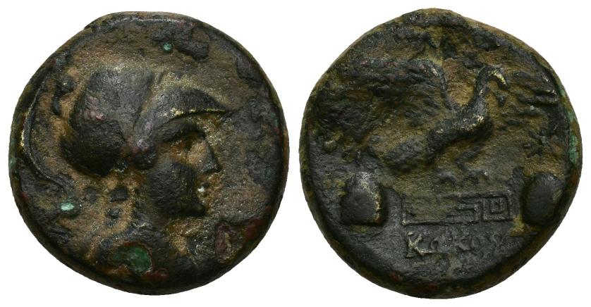 47   -  GRECIA ANTIGUA. FRIGIA. APAMEIA. AE (c. 133-48 a.C.). A/ Cabeza de Atenea con casco a der. R/ Águila a der., debajo greca entre dos pileos rematados en estrella, debajo nombre de magistrado KWKOU. AR 9,45 g. 21,5 mm. COP-161. SBG-5120 vte. Oxidaciones. MBC-/BC+.Ex subasta correo Jesús Vico, 10-7-1986