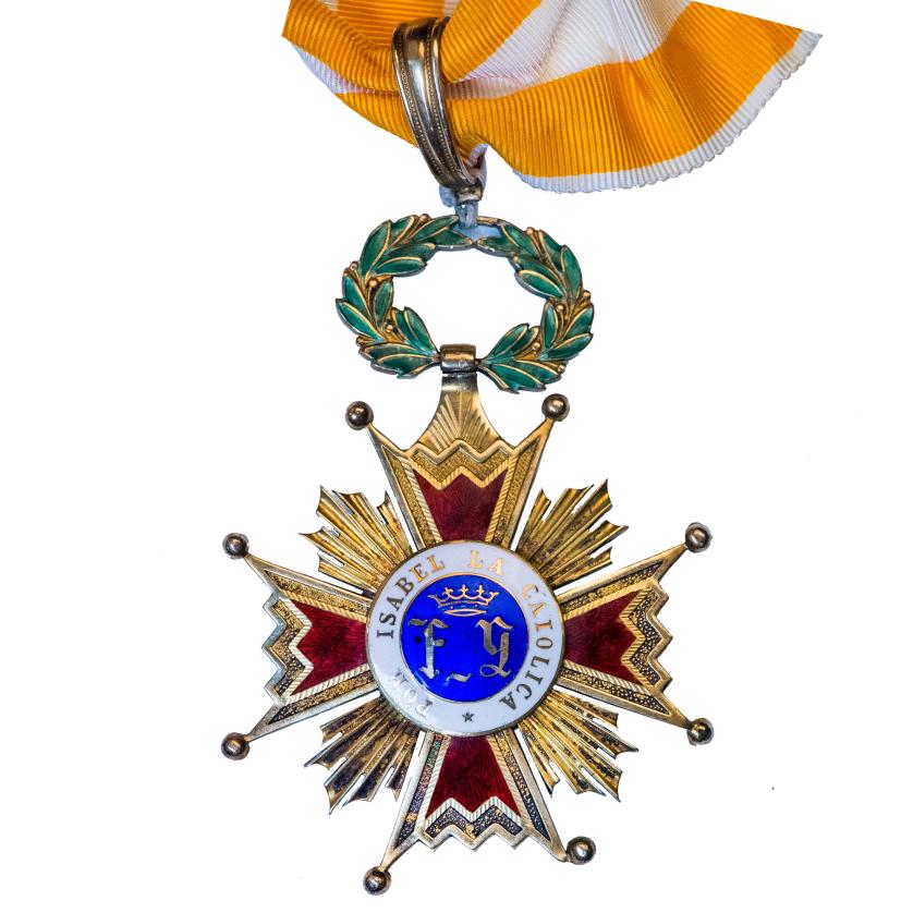 477   -  MEDALLAS Y CONDECORACIONES. FRANCISCO FRANCO. Orden de Isabel la Católica. Placa de Comendador ordinario. Cruz de cuello con F y en rev. sobre fondo azul, bajo corona en oro. En su estuche. Con cinta. Acompaña banda para florón. 7,42 x 5,63 g. G-73. SC.