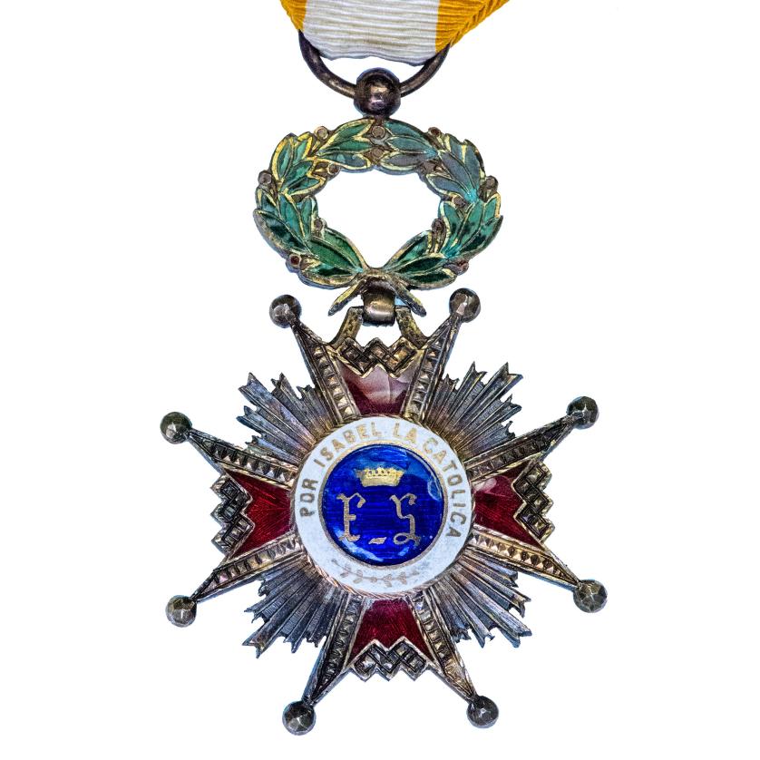 478   -  MEDALLAS Y CONDECORACIONES. FRANCISCO FRANCO. Cruz de caballero de la Orden de Isabel la Católica. En su estuche. 6,1 x 4,16 cm. G-78. SC.