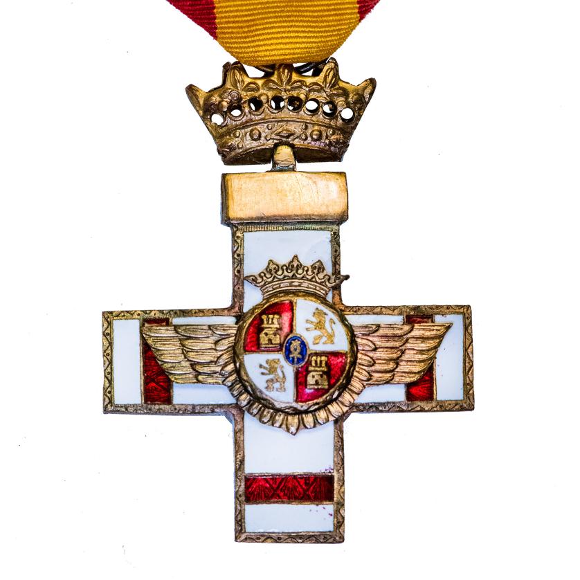 482   -  MEDALLAS Y CONDECORACIONES. FRANCISCO FRANCO. Orden del Mérito Aeronáutico. Cruz de primera clase pensionada en metal dorado y esmaltes con cinta, prendedor y corona articulada. MA sobre fondo rojo en rev. 5,77 x 4,15 cm. G-411 vte. de cinta. EBC+. Escasa.