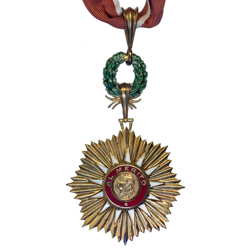 486   -  MEDALLAS Y CONDECORACIONES. ARGENTINA. Orden de Mayo de comendador al mérito, con su cinta y estuche.  10,32 x 6,42 cm. SC.