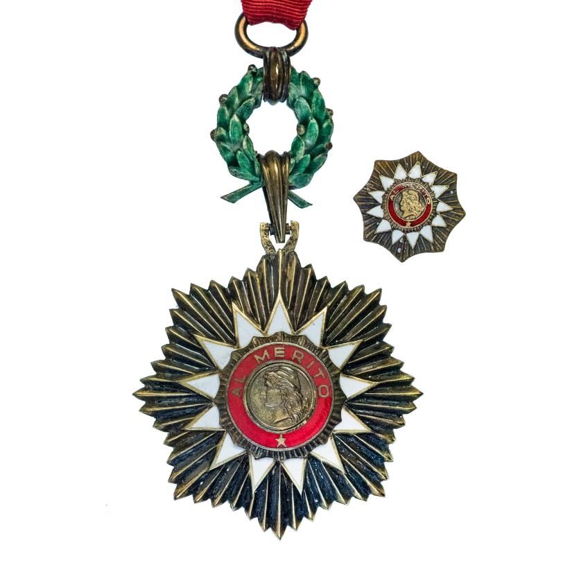 487   -  MEDALLAS Y CONDECORACIONES. ARGENTINA. Orden de Mayo. Cruz de oficial y pin. Al mérito. Con su estuche. 7,69 x 4,70 cm. SC.
