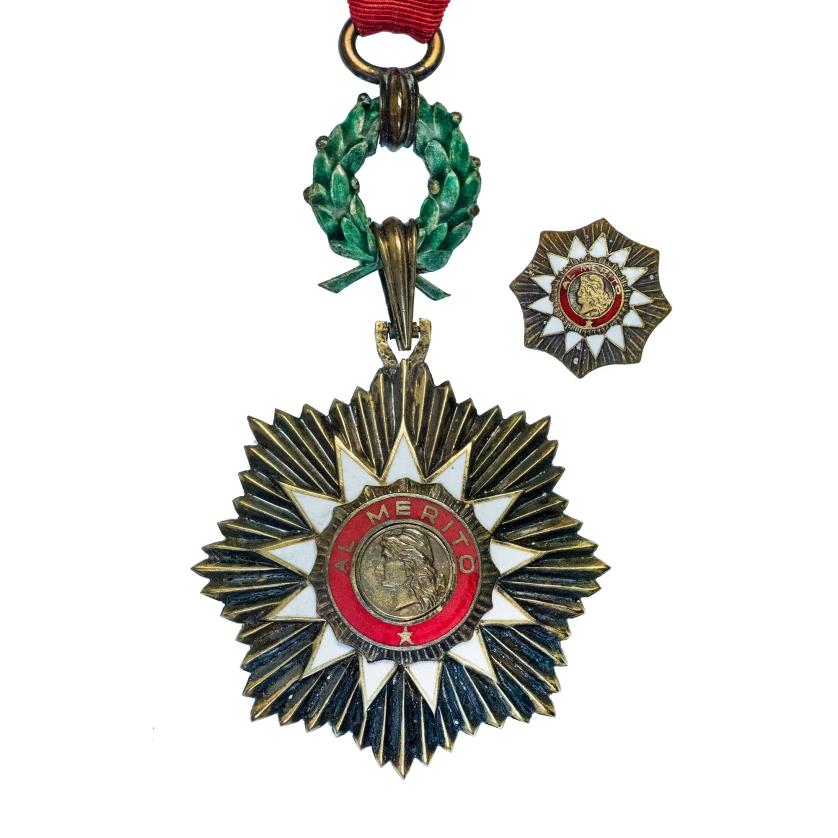 487 - MEDALLAS Y CONDECORACIONES. ARGENTINA. Orden de Mayo. Cruz de oficial y pin. Al mérito. Con su estuche. 7,69 x 4,70 cm. SC.