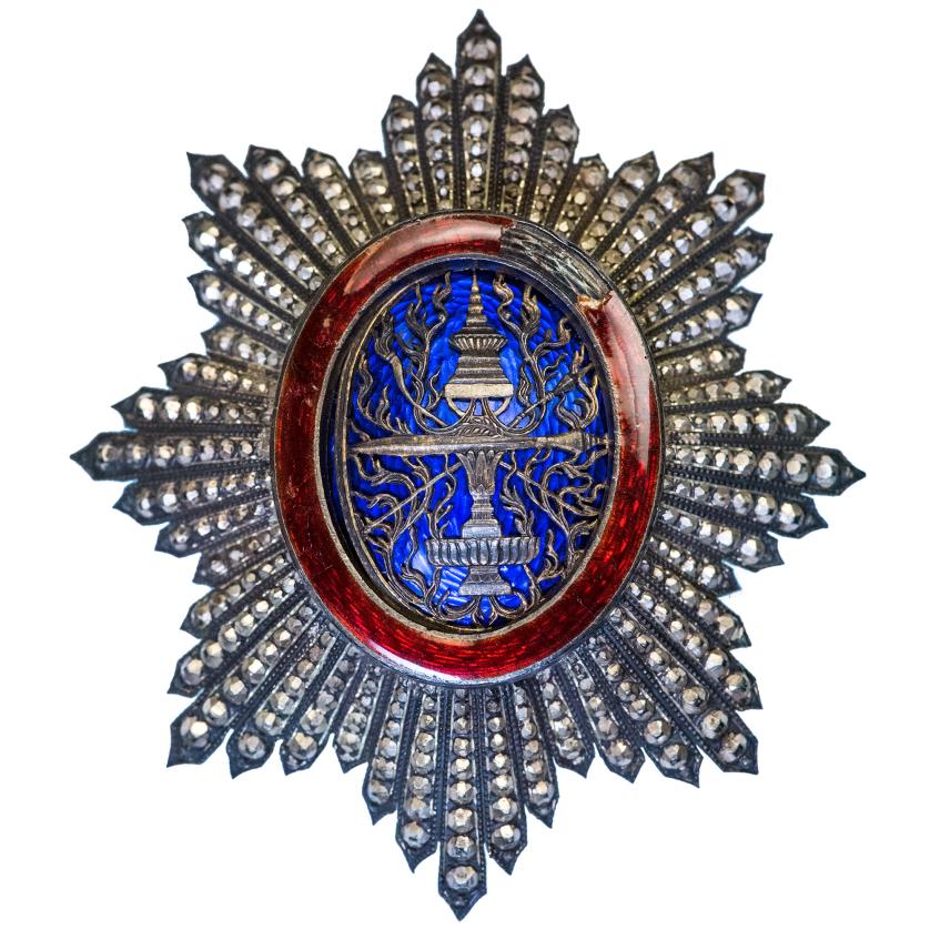491   -  MEDALLAS Y CONDECORACIONES. CAMBOYA. Orden nacional  Gran Oficial. Condecoración y placa. Falta en el esmalte rojo de la placa. 2 piezas. 9,1 x 7,98 cm y 9,68 x 6,42 cm. 
