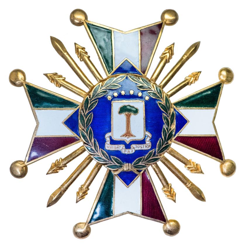 495   -  MEDALLAS Y CONDECORACIONES. GUINEA ECUATORIAL. Orden Nacional. Placa de comendador. Con su estuche. 7,15 x 7,15 cm. SC. 