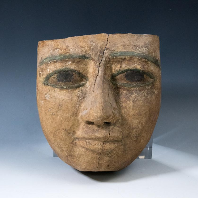 2001   -  ARQUEOLOGÍA. ANTIGUO EGIPTO. III Período Intermedio. Máscara funeraria. Dinastías XXI a XXIII (1070 a.C. -715 a.C.). Madera con estuco policromado. Grietas. Dimensiones 23 cm x 21 cm.